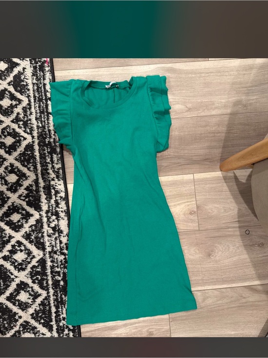 Zara Dresses & Skirts - Zara Emerald Crewneck Top